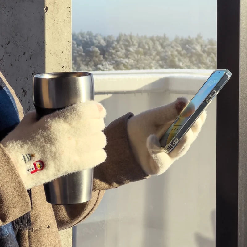 Kvinne vinter telefonhansker med en snømann og et juletre - beige